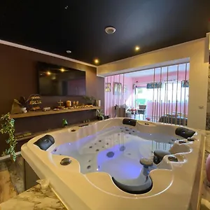 Cosmic Jacuzzi 2* Arles